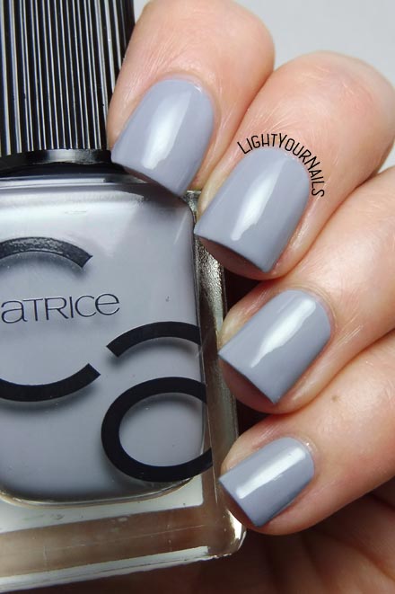 Smalto laccato grigio Catrice ICONails 16 Cloud Nine grey creme nail polish #unghie #nails #catrice #lightyournails