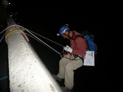 [Image: hanging_jacuzzi_from_swiss_gueuroz_bridge_07.jpg]