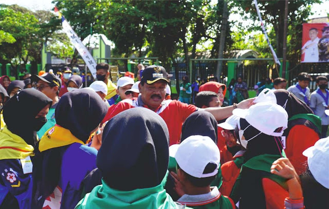 Plt Bupati Nganjuk, Marhaen Djumadi, saat memberikan arahan dan motovasi ke peserta Sikom PMR di halaman SMA Negeri 3 Nganjuk, Minggu (11/9/2022)