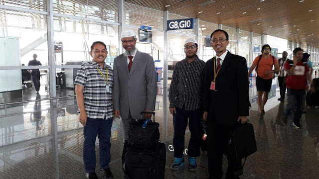 Dr.Zakir Naik  Berfoto dengan Zul Arif di dan rekan yang menjemputnya di Bandara Singapore_putrighaly.blogspot.com