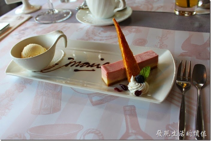 台南-瑪莉洋房(Marie's House)。覆盆子起士蛋糕。這甜點剛端上來的時候，有點給它受寵若驚，因為擺設實在太漂亮了，還有巧克力寫上瑪莉的英文字，相信這個字可以變更成任何英文字。