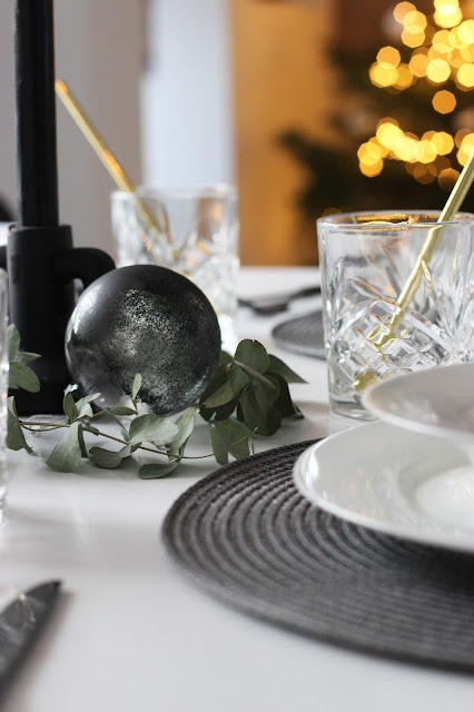 Kersttafel, Kerststyling, Kerstmis, Kerst2017, Tafelstyling, low budget, low budget tafel dekken, tips, PomPompartybox, feest