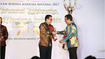 Sekda Kota Bandung Yossi Irianto Raih Golden Personality Award Dari RMOL