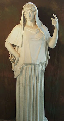 Hestia Giustiniani. Anónimo. Museo Torlonia, Roma (Italia). https://pinceladasdelpasado.blogspot.com/2023/01/el-olimpo-y-sus-dioses.html