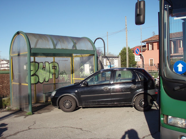 Marzo 2015, parcheggio in piazzola