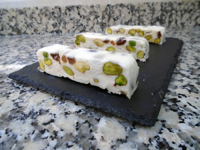 Turrón de camembert, pistachos y pasas