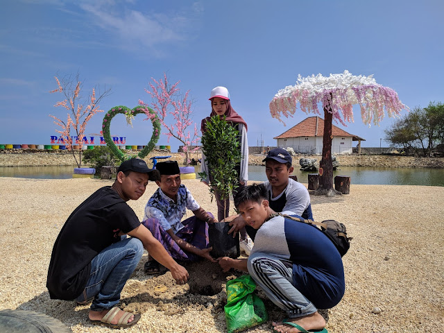 Kepala Desa bersama masyarakat dan Mahasiswa Universitas Trunojoyo Madura melakukan kegiatan penghijauan di Pantai Biru