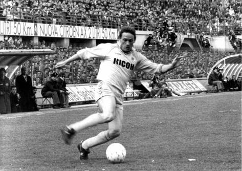 PARLA PREBEN: ed è sempre simpatico starlo ad ascoltare! Non riesce a capacitarsi di un HELLAS in C, consiglia ai tifosi di tener duro e si propone come osservatore danese per il VERONA ah ah... Sempre grande ELKJAER!