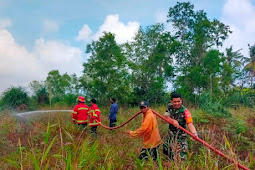 Babinsa Windo Prana Citra Ikut Turun Padamkan Kebakaran Hutan di Pantai Sujung 