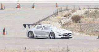 Coche de carreras circulando por las pistas del aeropuerto de Castellón.