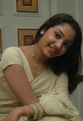 Tamil Actress Maya Unni in Saree Photos