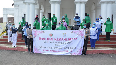 Masa Pandemi Covid-19, Persit KCK PD III/Siliwangi Kembali Bagikan Sembako Untuk Masyarakat