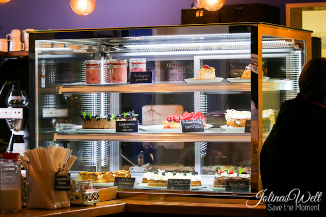 Kuchentheke im Café Emil und Lieschen im Freilichtmuseum Molfsee (Ostsee)