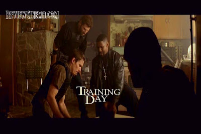 <img src="Training Day.jpg" alt="Training Day Alonzo dan rekan di rumah Roger">