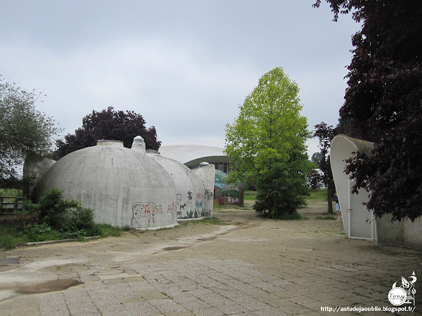 Saint-Fargeau-Ponthierry - Maisons / ateliers bulles - Balloon shells  (actuellement :  Ferme pédagogique Fermenbul.  Architecte / concepteur: Heinz Isler  Construction: 1976 - 1977