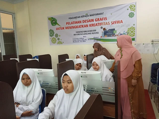 Pelatihan Desain Grafis untuk Meningkatkan Kreatifitas Siswa