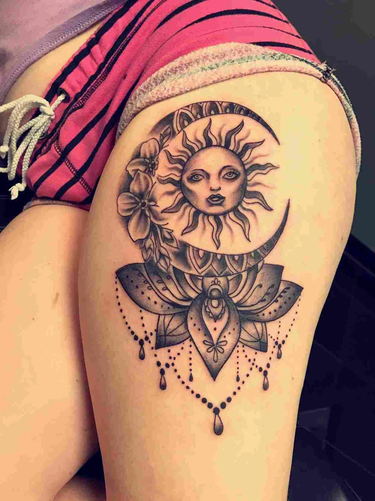 Tatuaje de sol y luna para mujer en la cadera