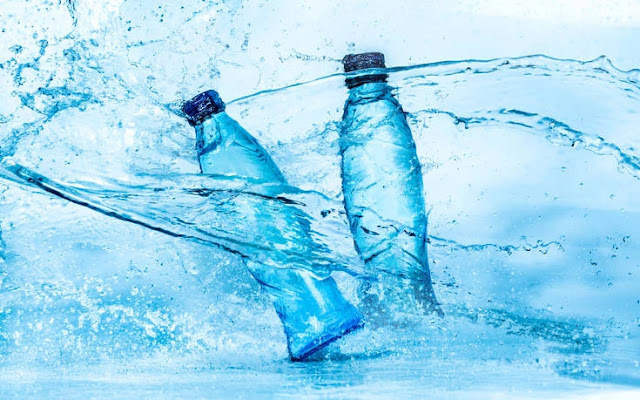Το εμφιαλωμένο νερό μπορεί να περιέχει εκατοντάδες χιλιάδες θραύσματα πλαστικού, τα οποία έχουν σημαντικές επιπτώσεις στην ανθρώπινη υγεία, σύμφωνα με έρευνα που δημοσιεύεται στο περιοδικό «Proceedings of the National Academy of Sciences».