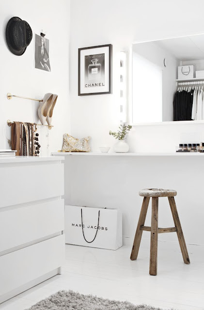 http://www.lefashion.com/2014/10/a-fashionable-home-minimal-bright-walk-in-closet.html