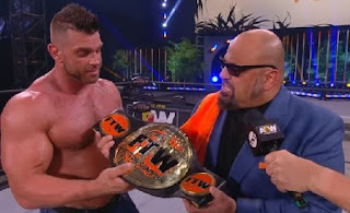 Taz entrega a Brian Cage el Campeonato FTW.