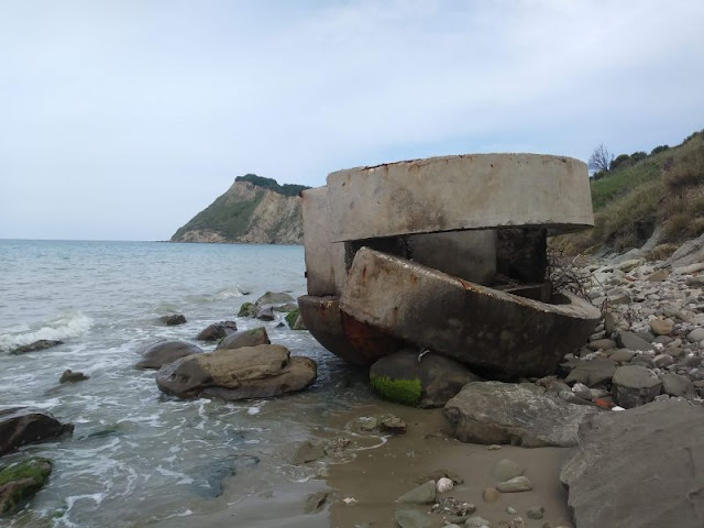 Bunkier na plaży w Albanii