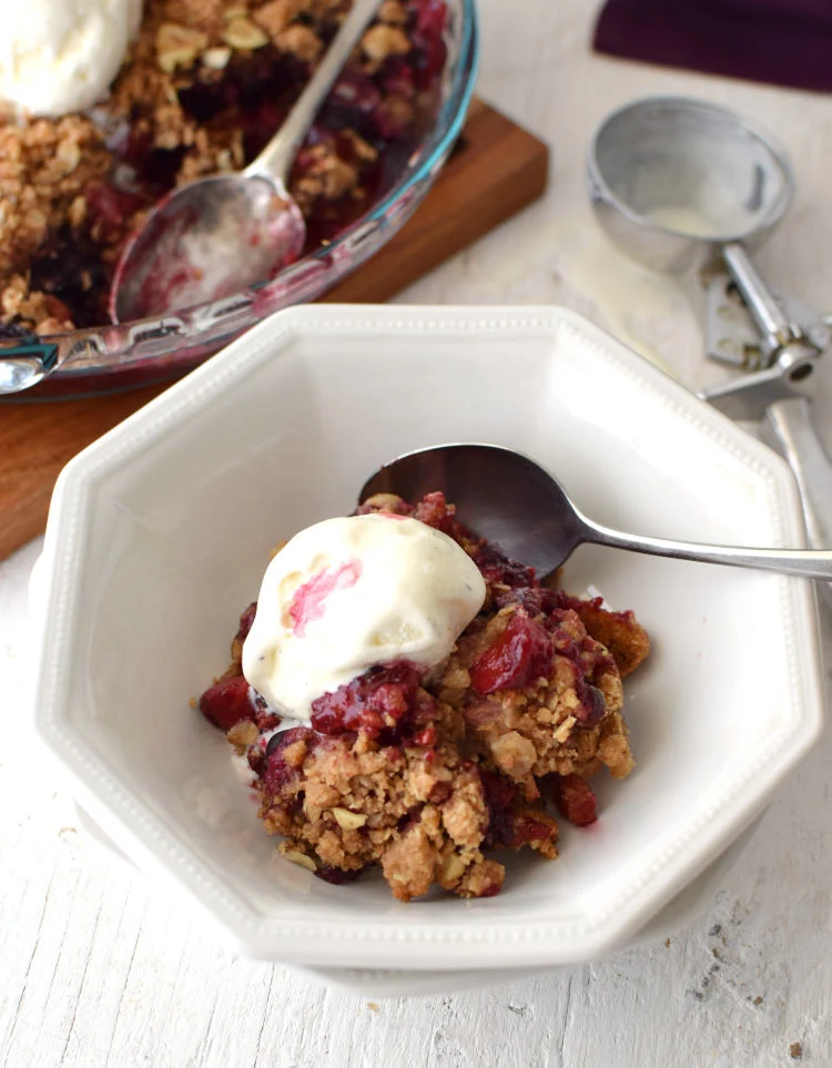 Crumble de avena con frutos rojos servido con helado