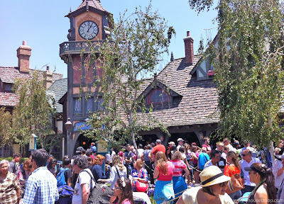 Peter Pan's Flight Disneyland ride waiting line queue