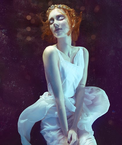 Zena Holloway fotografia fashion subaquática mulheres flutuando água