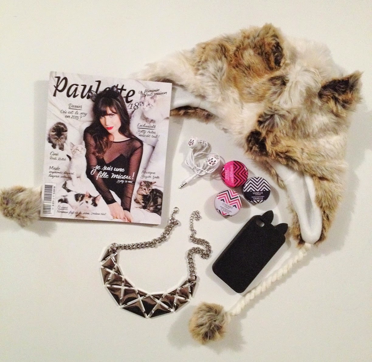 Shopping accessoires miaou chez Primark, écouteurs, coque smartphone, chapka, collier, baumes.