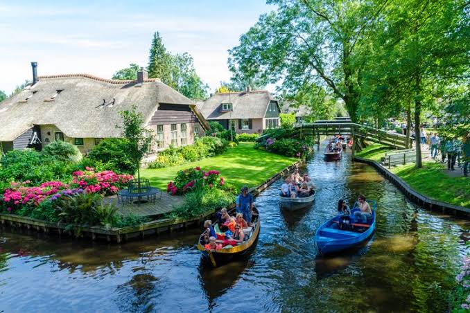 Menjejak Keindahan Tersembunyi Giethoorn: Kota Tanpa Jalan [ One Pedia - OnePedia.Web.Id ]