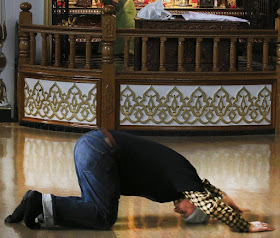 Worshipers at the Hare Krishna Temple on Avenue Rd. (Veronica Henri, Toronto)