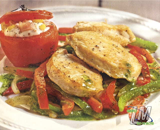 Pechuga de pollo con tomates rellenos