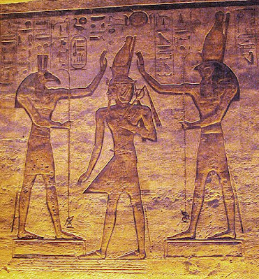 Homossexualidade no Egito Antigo - Set e Hórus abençoando juntos o Faraó Ramsés
