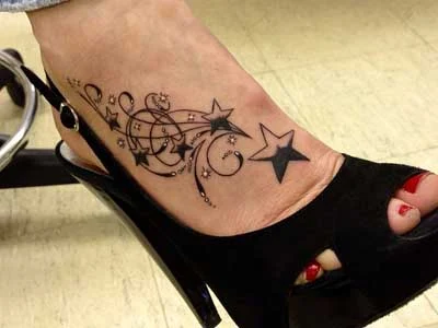 chica con tatuaje de estrella, el tatuaje es elegante