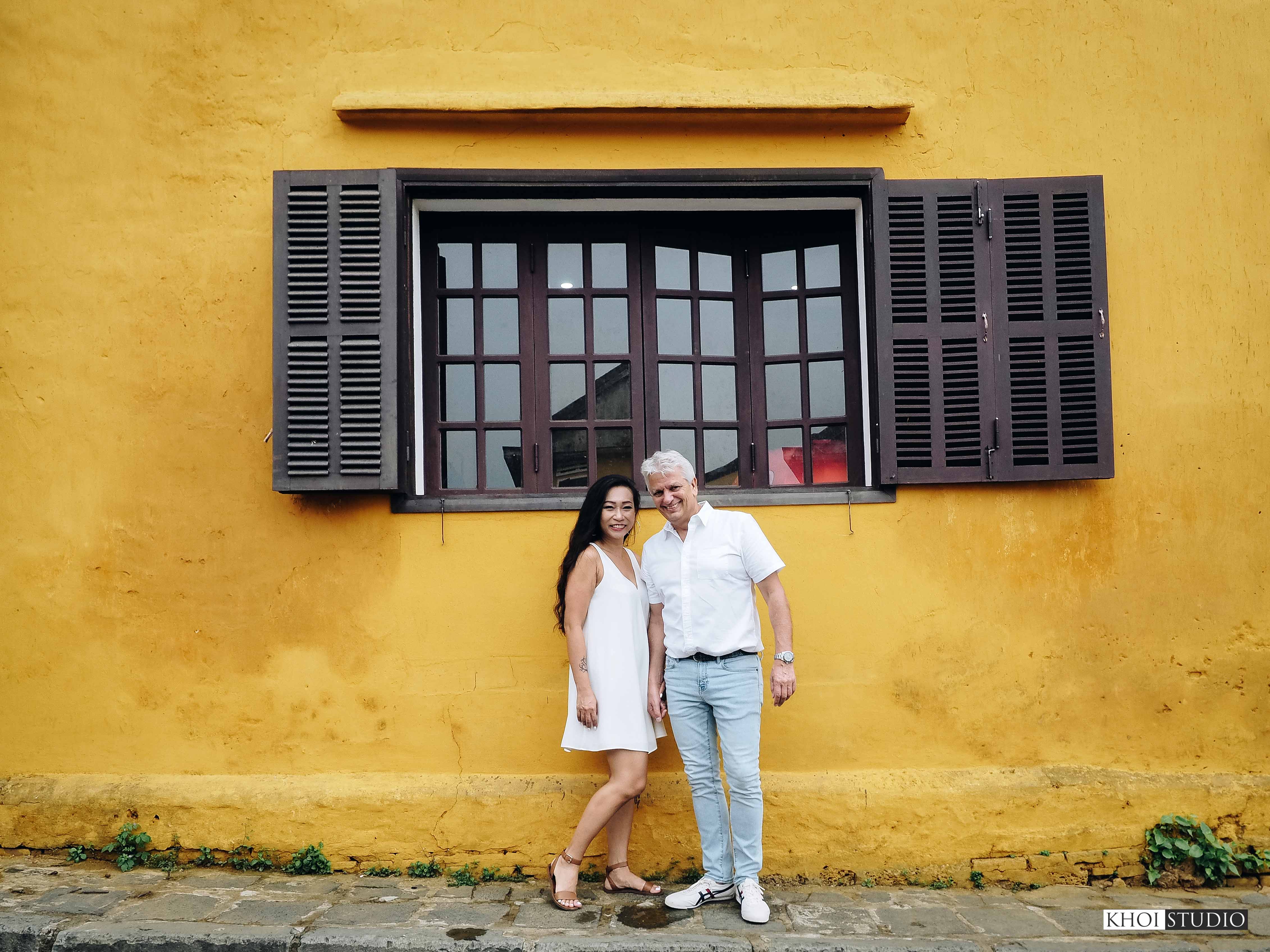 Travel couple photography service in Da Nang & Hoi An: Walking to take pictures by the legendary walls in the old town