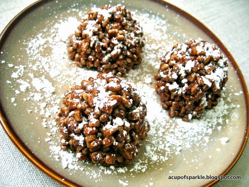 http://acupofsparkle.blogspot.com/2011/09/pinecone-treats-with-snowflakes-more.html