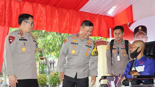 Kunjungan Kerja di Polresta Palu Kapolda Sulteng Bagikan Paket Sembako dan Kursi Roda