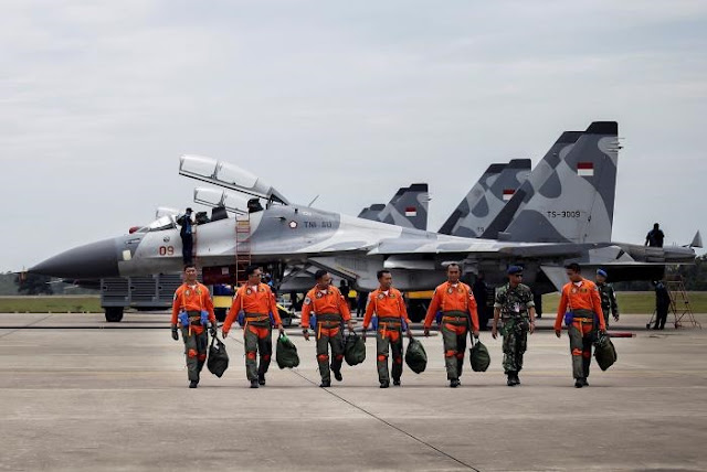 Indonesian Air Force Sukhoi fighter pilots and crew walk across the tarmac after training for an upcoming military exercise at Hang Nadim Airport, Batam, Riau Islands, Indonesia October 3, 2016 in this photo taken by Antara Foto. Picture taken October 3, 2016.