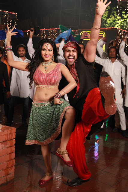Veena Malik thigh in jatts golmaal