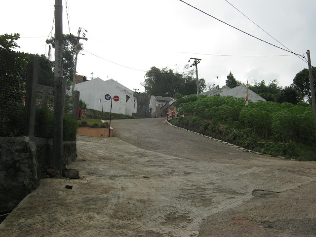 Akses jalan masuk menuju kompleks perumahan dengan kondisi menanjak
