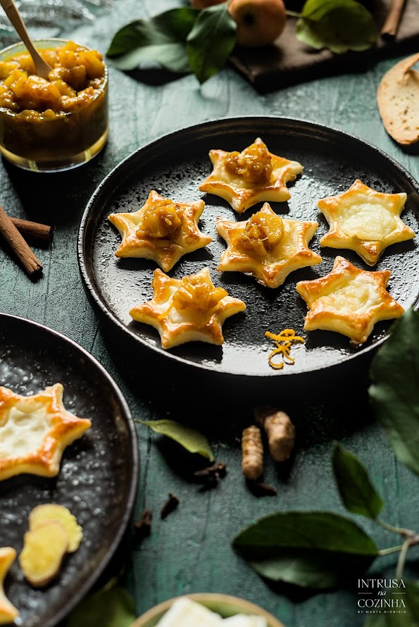 Estrelinhas Folhadas com Queijo e Chutney de Maçã