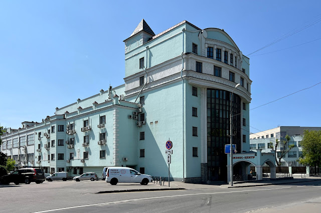 1-й Кожуховский проезд, 1-й Автозаводский проезд, бизнес-центр «Автозаводский» – бывший Дом Ударника завода «Динамо» (здание построено в 1934 году)