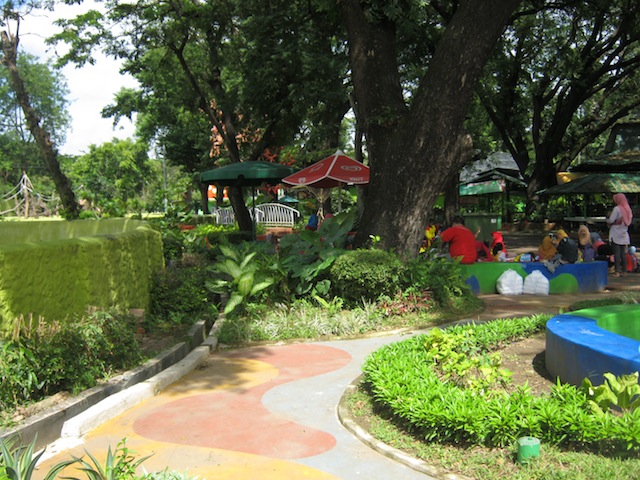 kebun binatang surabaya