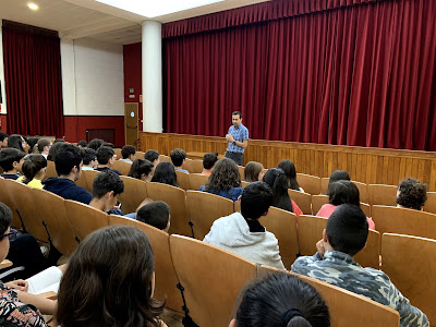 Hector Cajaraville respondiendo a las preguntas de los alumnos de Carmelitas Ourense