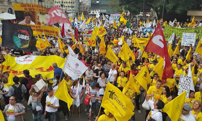 A foto mostra como a greve dos professores está unida e forte.