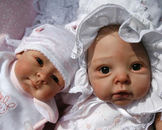  Boneka  Bayi  yang Sangat Mirip  Dengan Manusia 