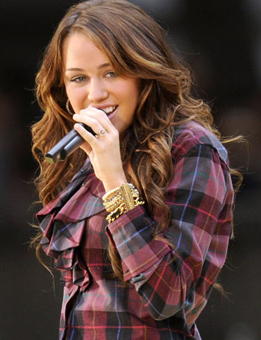 Miley Cyrus mini biography and beautiful wallpaper