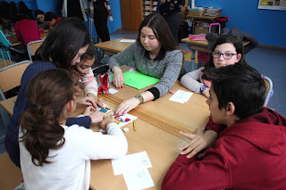 Alumnos de ESO de Cruces y de Infantil de Juan Ramón Jiménez aprenden juntos matemáticas