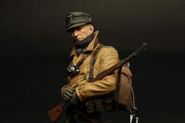 M J Miniatures Gebirgsjaeger - Painting aged leather and the jacket details