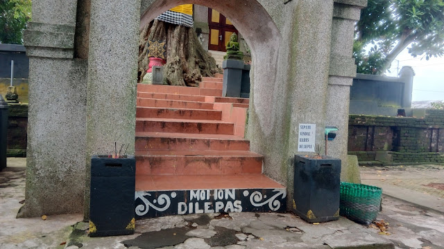 Siti Hinggil Trowulan Makam Raden Wijaya